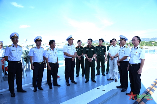 Đoàn cán bộ Học viện Chính trị tìm hiểu thực tế tại các đơn vị Hải quân